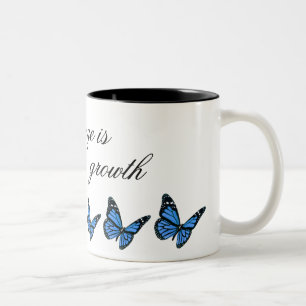 Taza de café azul de la mariposa
