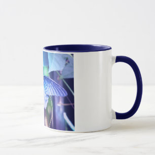 Taza de café azul de la mariposa