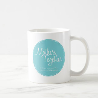 Taza de café azul del logotipo de las madres junto