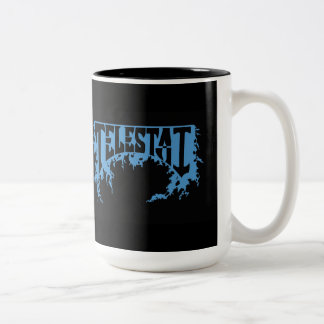 Taza de café azul del logotipo de Telestai