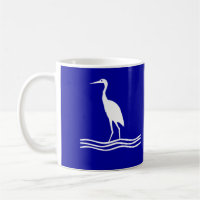 Taza de café azul del pájaro blanco de la garza