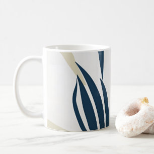 Taza de café azul marino y beige abstracta moderna