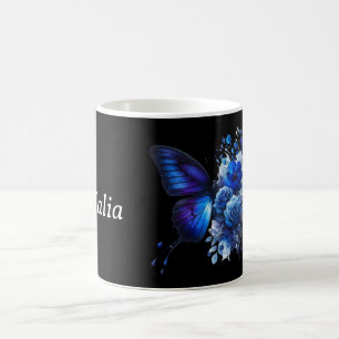 Taza De Café Azul sobre la mariposa floral negra personalizada