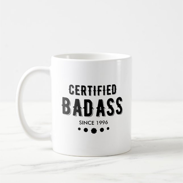Taza De Café Badass certificado desde el año Personalizado 19XX (Izquierda)