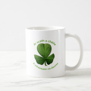 Taza De Café Bajo el refugio de los demás la gente sobrevive