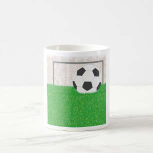 Taza De Café Balón de fútbol y poste de portería en campo de cé