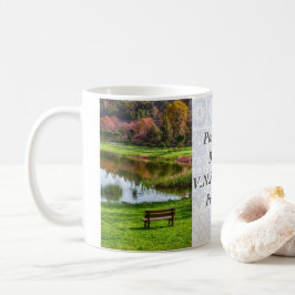 Taza De Café Banco de jardín con vistas al lago/estanque