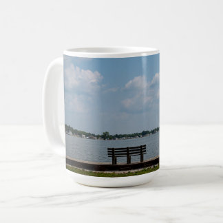 Taza De Café Banco junto al lago