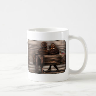 Taza De Café Banco - Una pareja fuera de tiempo