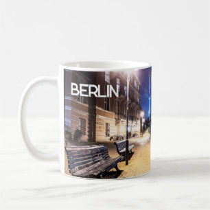 Taza De Café Bancos cerca del río Spree en Berlín, Alemania