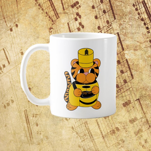 Taza De Café Banda de marcha tambor tigre amarillo negro (A mug with a drummer tiger in a yellow and black marching band uniform.)