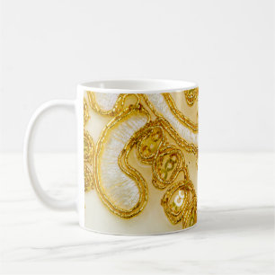 Taza De Café Banda dorada de encaje amarillo. Textura de fondo,
