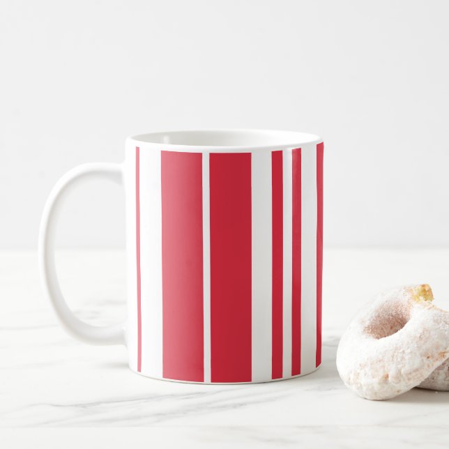 Taza De Café Bandas rojas blancas en la costa (Con donut)