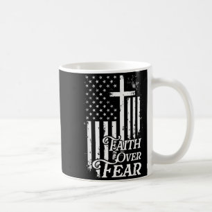 Taza De Café Bandera cristiana estadounidense de fe sobre miedo