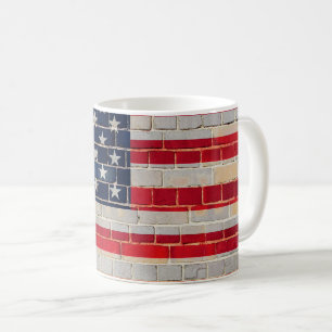 Taza De Café Bandera de América en una pared de ladrillo