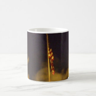 Taza De Café Bandera Estadounidense En La Mug Nocturna