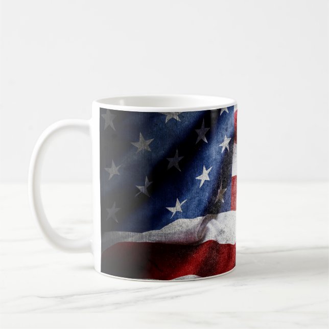 Taza De Café Bandera estadounidense enmarañada. (Izquierda)