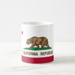 Taza De Café Bandera estatal de California<br><div class="desc">Este diseño presenta la bandera del estado de California en Estados Unidos, uno de los estados más poblados y ricos del país. A menudo se le conoce como la Bandera del Oso, y se basa en una bandera que fue ondeada por primera vez durante la Revuelta de la Bandera del...</div>