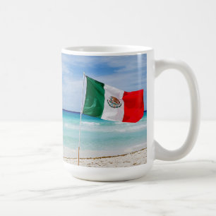 Taza De Café Bandera mexicana vibrante en la playa