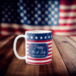 Taza De Café Bandera Patriótica de EEUU Feliz 4 de julio, nombr<br><div class="desc">Presentamos nuestra bandera Patriótica de los Estados Unidos "Feliz 4 de julio" Diseño de decoración de cocina con el nombre de la familia en colores oficiales de los Estados Unidos, ¡la adición perfecta a sus celebraciones del Día de la Independencia! Muestra tu orgullo americano en el estilo con este diseño...</div>