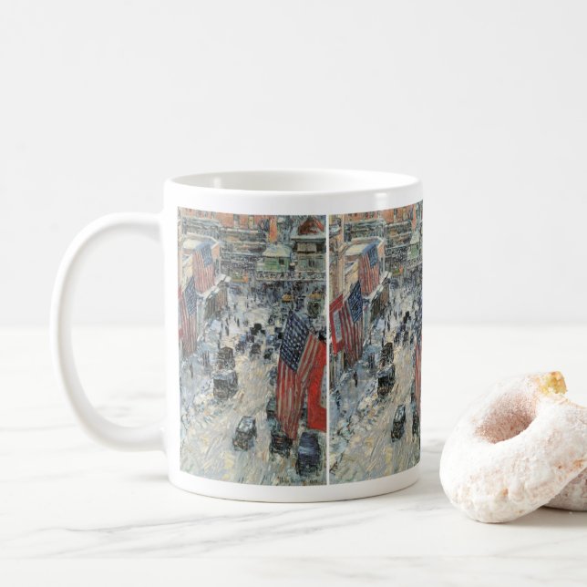 Taza De Café Banderas en la calle 57 por Frederick Childe Hassa (Con donut)