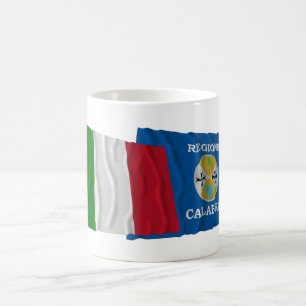 Taza De Café Banderas que agitan de Italia y de Calabria
