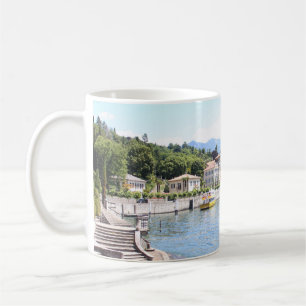 TAZA DE CAFÉ BARCO AMARILLO CERCANO AL EDIFICIO