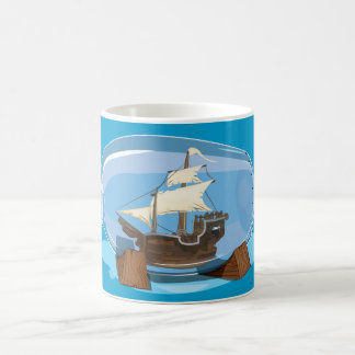 Taza De Café Barco en una botella en el mar