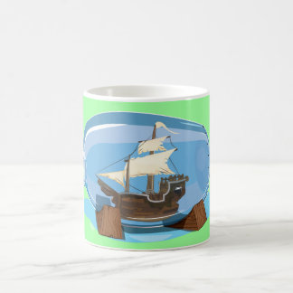Taza De Café Barco en una botella en el mar