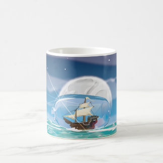 Taza De Café Barco en una botella en el mar