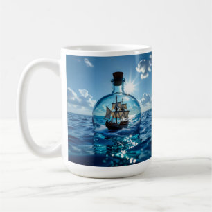 Taza De Café Barco en una botella flotando en el océano