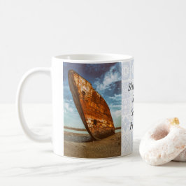 Taza De Café Barco naufragado en una playa