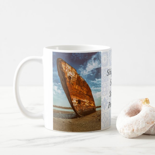 Taza De Café Barco naufragado en una playa (Con donut)