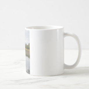 Taza De Café Barn reflejado en el agua