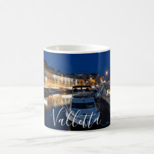 Taza De Café Barrio costero de La Valeta con pequeño puerto