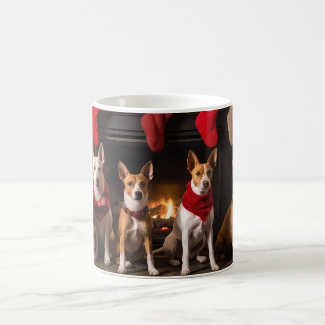 Taza De Café Basenji por los Navidades de la chimenea (Centro)