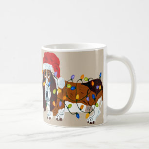 Taza De Café Basset enredado en luces de Navidad