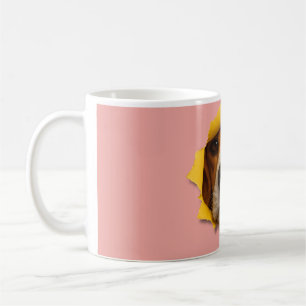 Taza De Café Beagle Peeando a través del papel