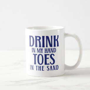 Taza De Café Beba con los dedos de la mano en la playa de citas