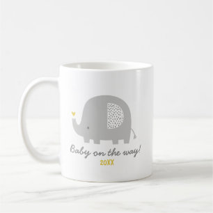 Taza De Café Bebé elefante lindo en camino + año de nacimiento