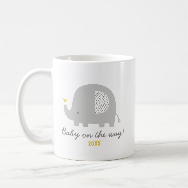 Taza De Café Bebé elefante lindo en camino + año de nacimiento (Izquierda)