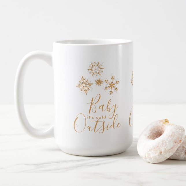 Taza De Café Bebé, hace frío fuera de los copos de nieve dorado (Con donut)