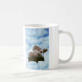 Taza De Café Beertje op schommel met bewolkte blauwe lucht.