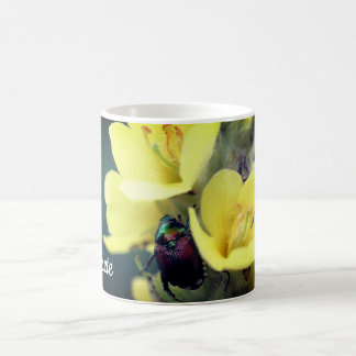 Taza De Café Beetle On Mullein Flower Personalizado