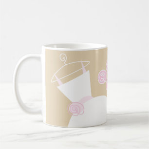 Taza De Café Beige rosado boda "Madre de la novia"