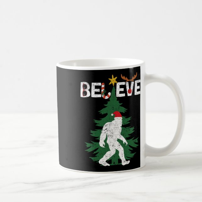 Taza De Café Believe Bigfoot Sasquatch Yeti Santa Hat Navidades (Derecha)