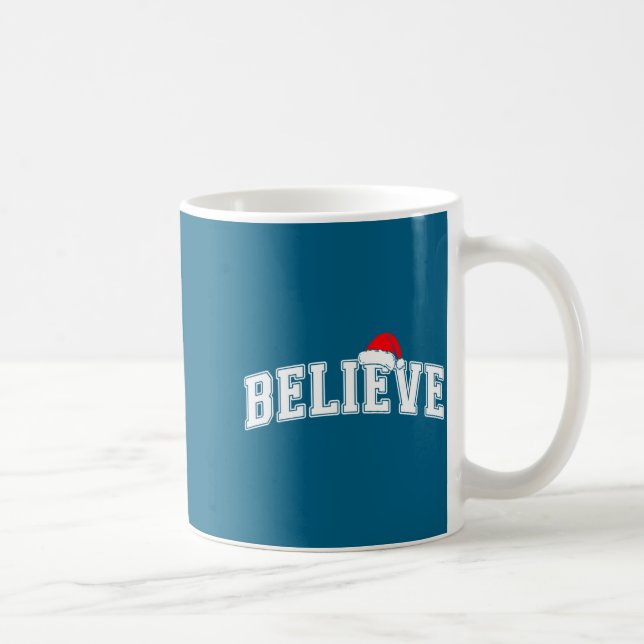 Taza De Café Believe Christmas Varsity Text With Santa Hat Fami (Derecha)