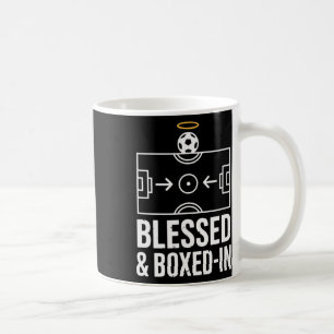 Taza De Café Bendito y encerrado en el mediocampo del campo de