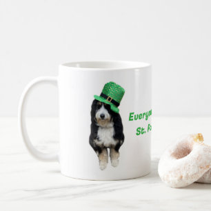 Taza De Café Bernedoodle del Día de San Paddy con gorra fiesta