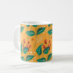 Taza De Café Berry roja y hojas verdes. Patrón amarillo floral